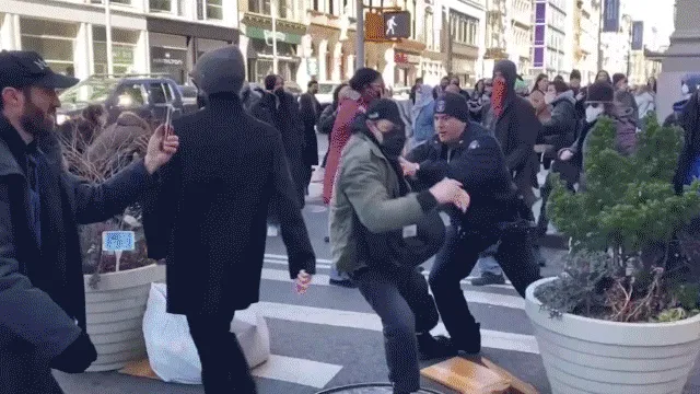 Rioters throw trash, garbage cans at ICE vehicles in New York City; multiple arrests made