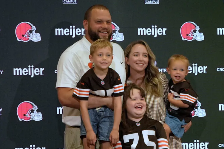 Browns' Bitonio announces retirement after 12 seasons