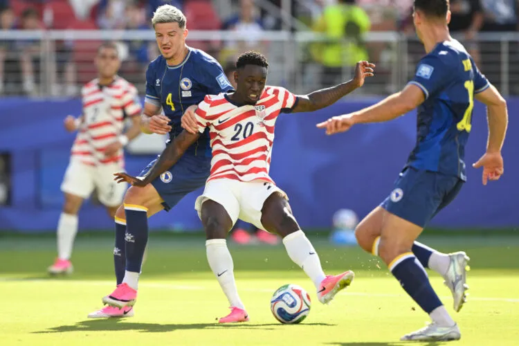 U.S. overcomes red card to hold off Bosnia-Herzegovina