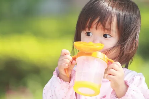 Water vs Electrolyte Drinks for Toddlers: When Does Each Make Sense?