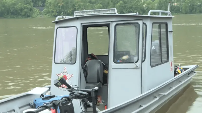 Volunteer dive team searches Ohio River for woman missing since 2011 near Mountaineer Casi
