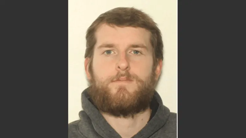 Officer stabbed in neck in Sandusky; suspect on the run