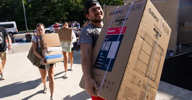 Football players tackle toughest Move-In Day task