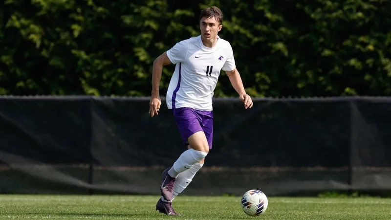 Men's Soccer: Castaneda hat trick leads Owls to 6-0 victory