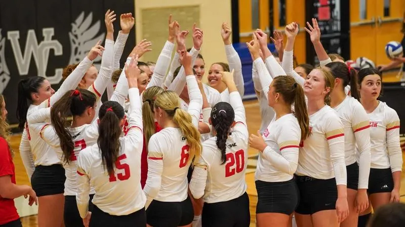Volleyball defeats No. 16 UW-Whitewater, splits in Michigan