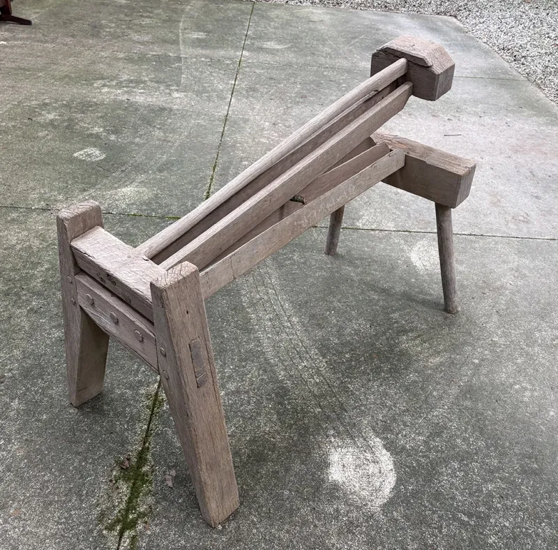 Flax braking and scutching: Pioneer methods for making linen