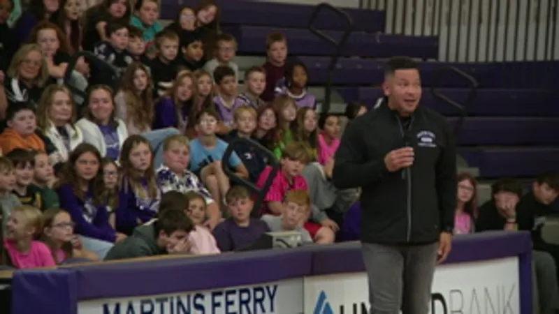 Martins Ferry alum, federal officer Dareick Barr returns to give back to his school