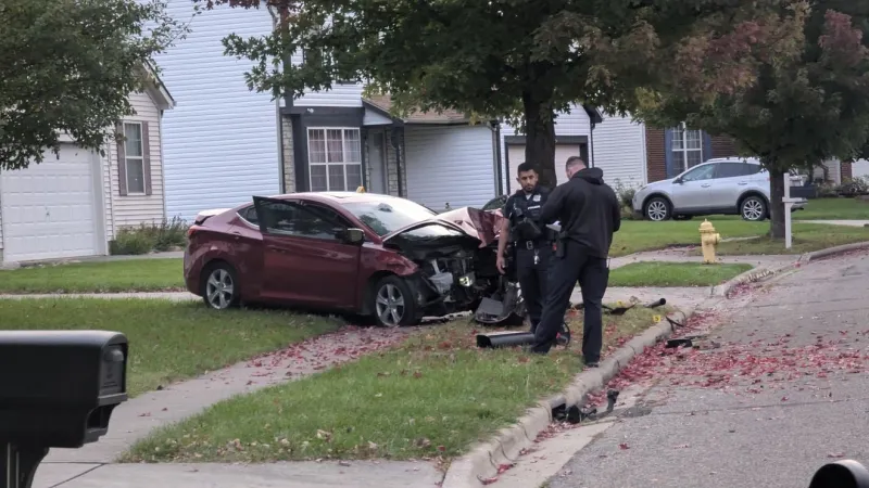 Three injured after vehicle crashes into tree in Reynoldsburg