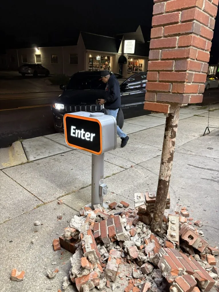 Car crashes into Grandview ice cream shop