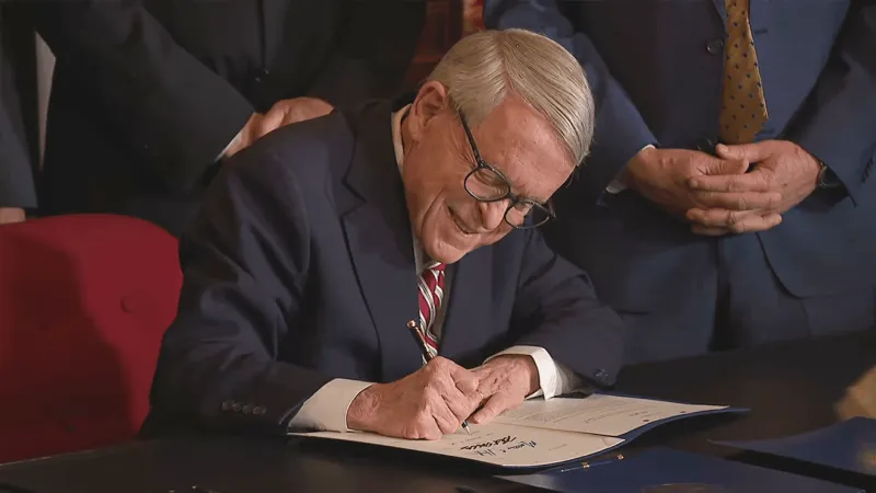 DeWine signs order letting Ohio colleges extend eligibility for class of 2022 athletes