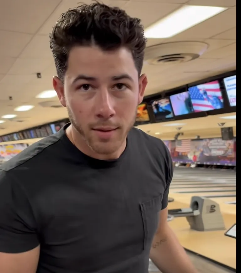 Celebs visit Columbus bowling alley to 'find best bowling alleys across the country'