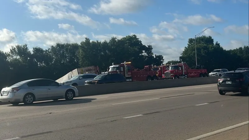 Emergency crews responding to semi-truck rollover crash in south Tulsa