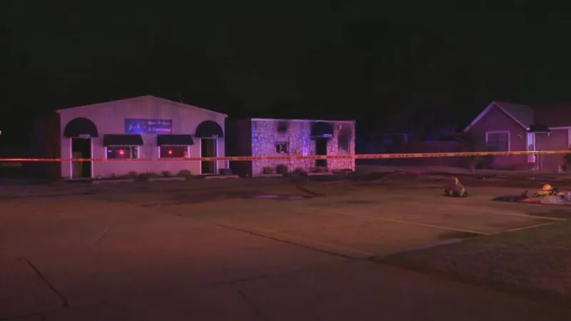 Early morning fire destroys building at Del City restaurant