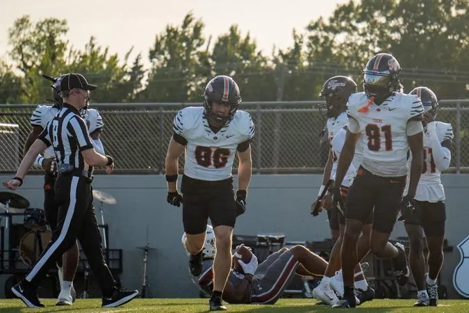 Football Earns Third Straight Win with 35-24 Victory at SNU