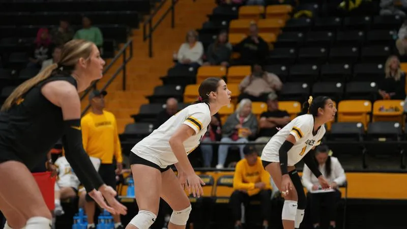 Volleyball Falls to Midwestern State in Three Sets