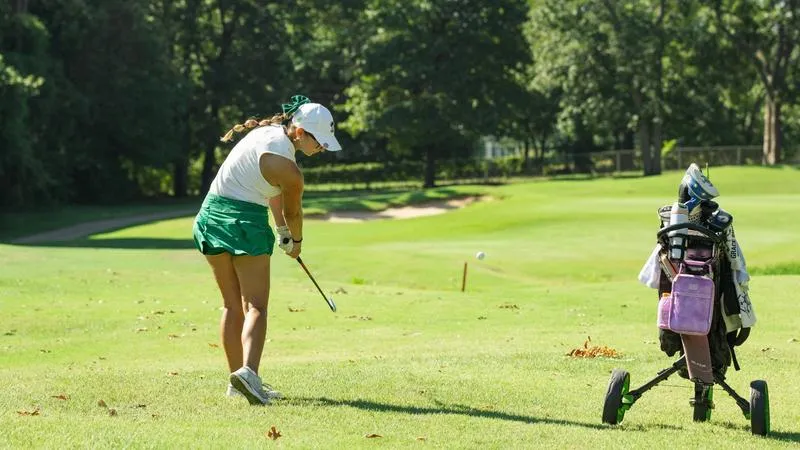 Llorens Breaks Into Top 10, RiverHawks Tied for 14th Entering Third Round