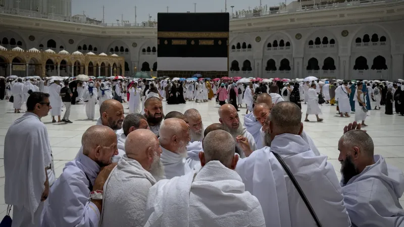 Muslims begin the annual Hajj in sweltering heat against a backdrop of war concerns