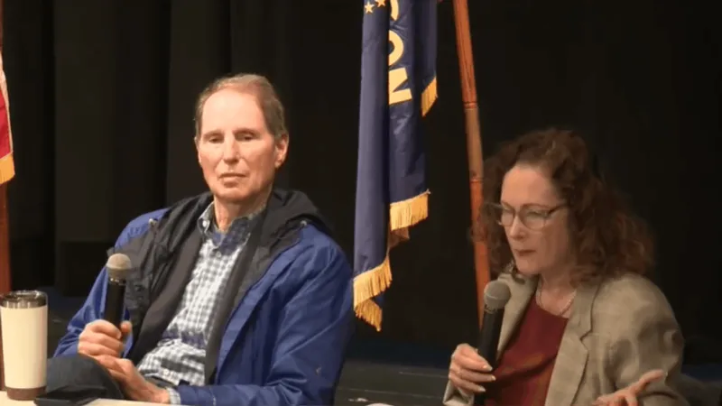 Wyden, Hoyle meet Reedsport residents to hear concerns on jobs, economy and infrastructure
