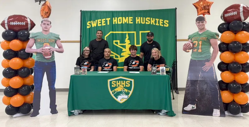 SH's Luke Rosa, Dillan Davis sign to play football at Lewis & Clark