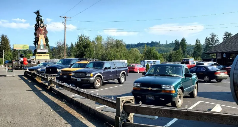 Generations Of Oregonians Have Stopped At This Legendary Coastal Highway Pizza Parlor