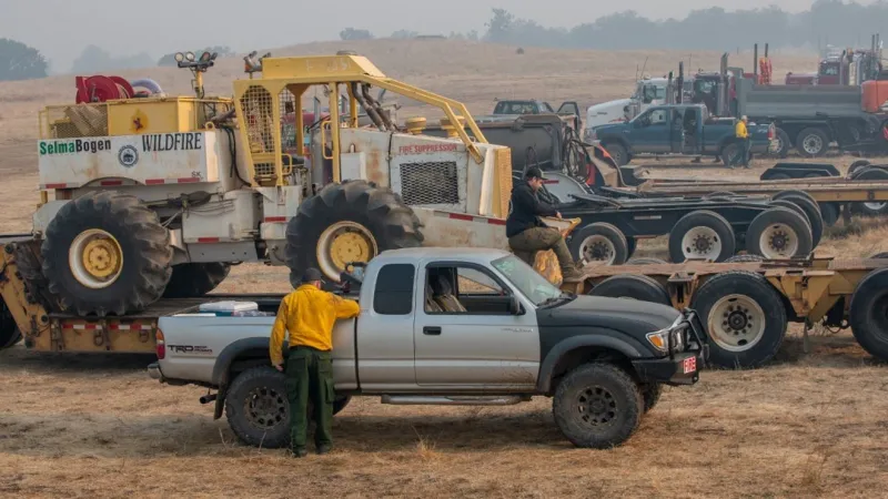 Crews battle the East Evans Creek Fire in So. Oregon (PHOTOS)