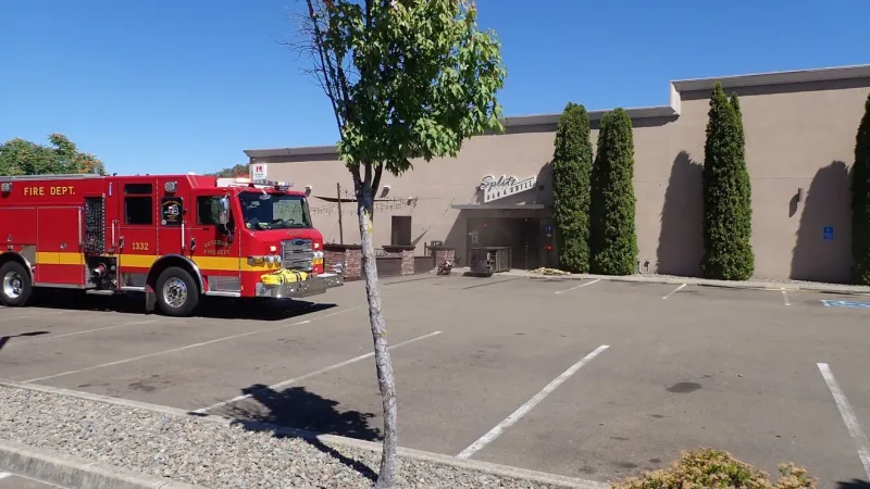 Smoke fills Splitz Bar and Grill after fire alarm at Roseburg bowling center