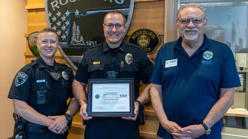 Roseburg Police Chief Gary Klopfenstein receives Patriot Award for Guard, Reserve support