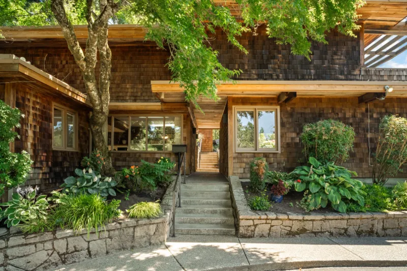Property Watch: A Soulful 1960s Northwest Modern with Big Views