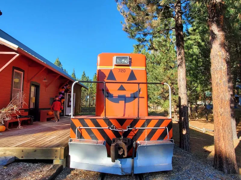 This Old-Time Oregon Railroad Is One of the Most Magical Ways to See Fall Color