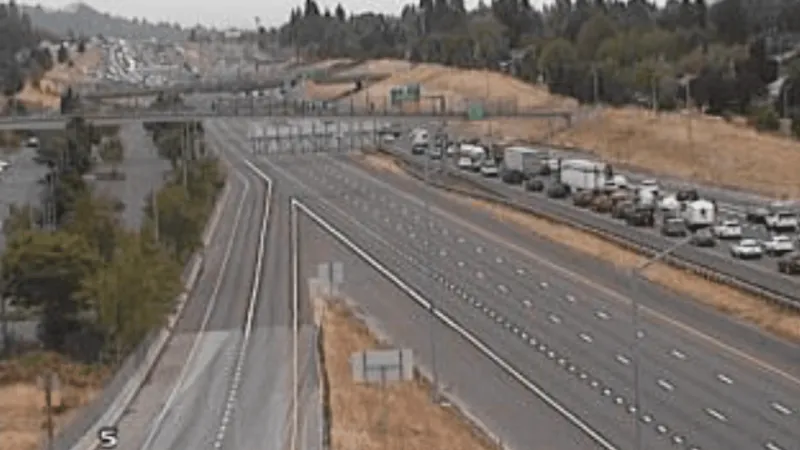 TRAFFIC ALERT: Crash blocking NB lanes on I-205 in SE Portland