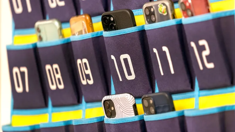 Washington governor lays groundwork for cellphone ban in public schools