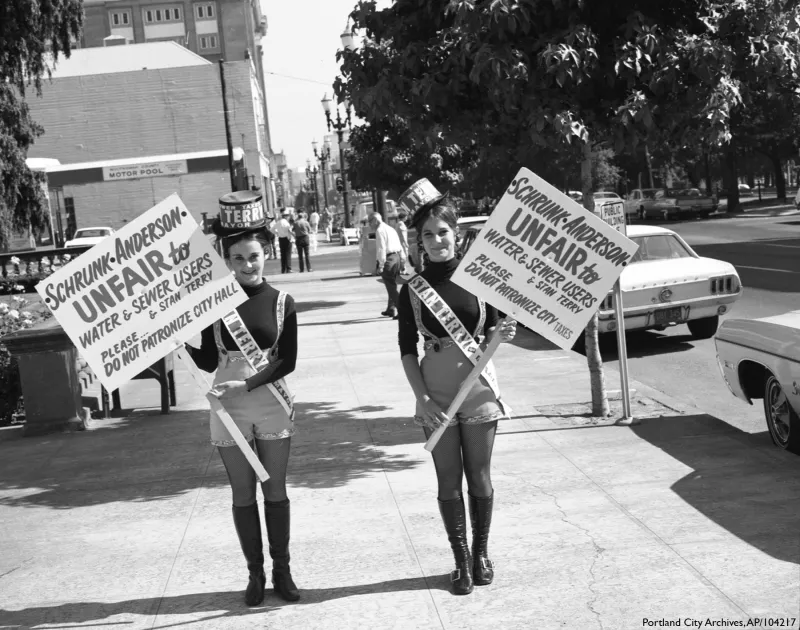 Pickets outside City Hall, 1971