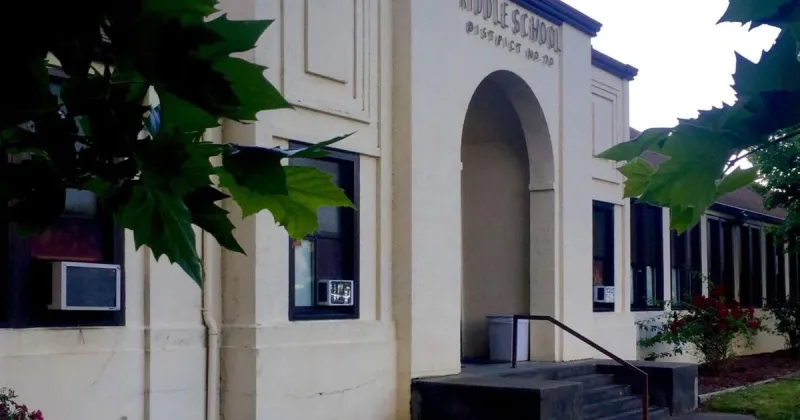 Riddle Elementary School temporarily closed over presence of bats