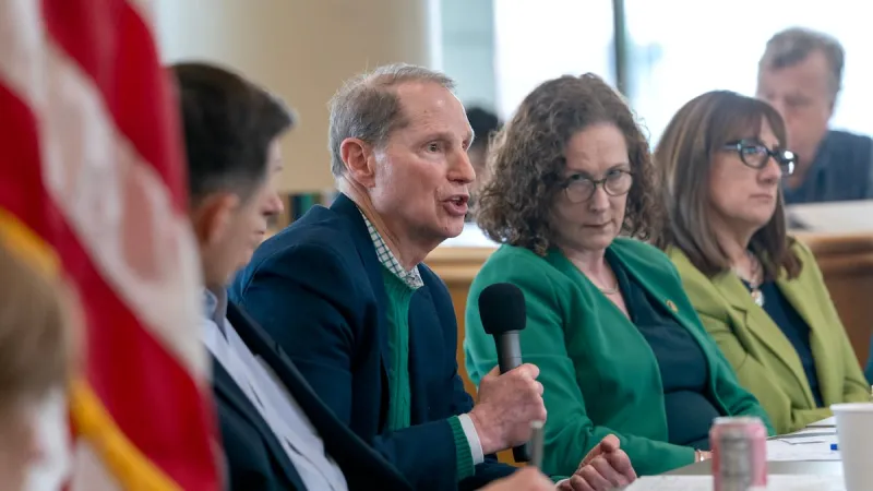 Oregon lawmakers introduce federal bill to end 'corporate America's chokehold' on health care