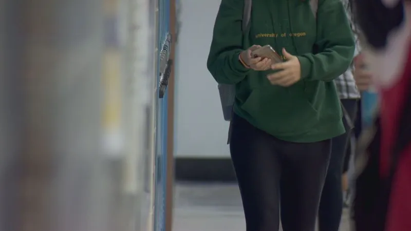 Washington weighs statewide 'away for the day' cell phone policy in schools