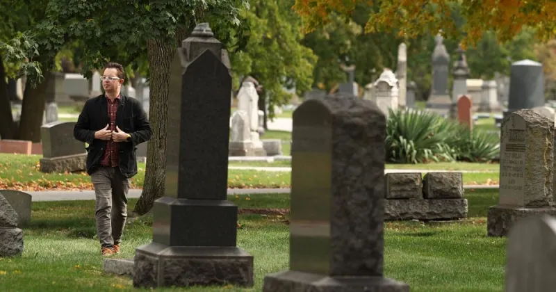 Column: Historian brings us more discoveries about a famous Chicago cemetery