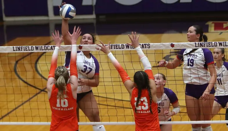 Volleyball earns a straight-set sweep of the River Otters; move to 3-1 in NWC