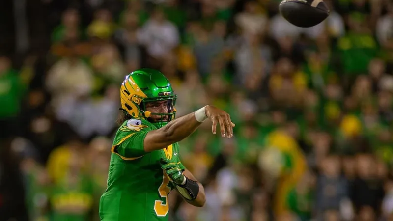 Illegal hit on Dante Moore spotlights trainers' rapid care, Oregon says safety comes first