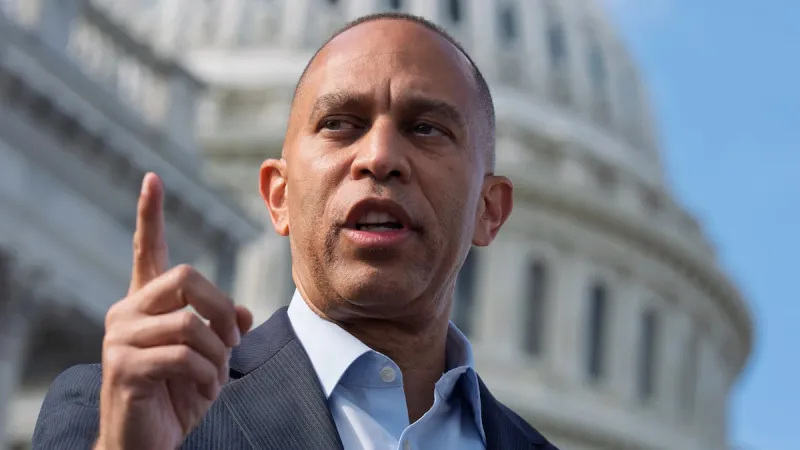 Jeffries says House Democrats reaching to flip Trump districts in attempt to repeat their 2018 sweep