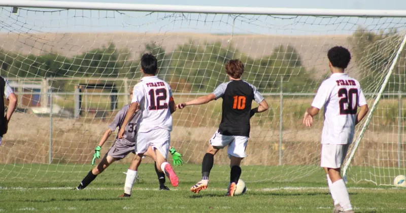 Grizzlies hold off Pirates, winning 9-0