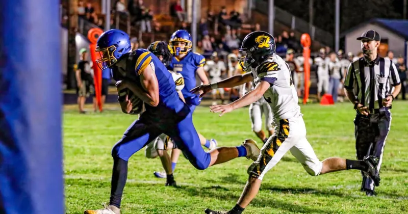 Prep Football: Oakland opens league with 57-19 win over Bandon