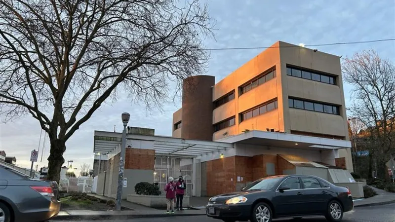 Oregon lawmakers tour South Portland ICE Facility