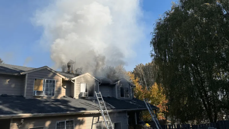 Crews douse 2-alarm fire at NE Portland apartment
