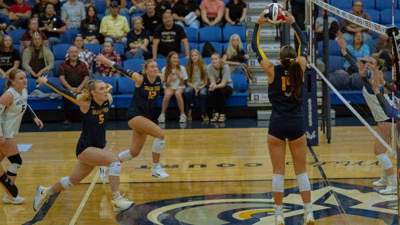 Lady Owls Drop 4-Set Match at Southern Oregon