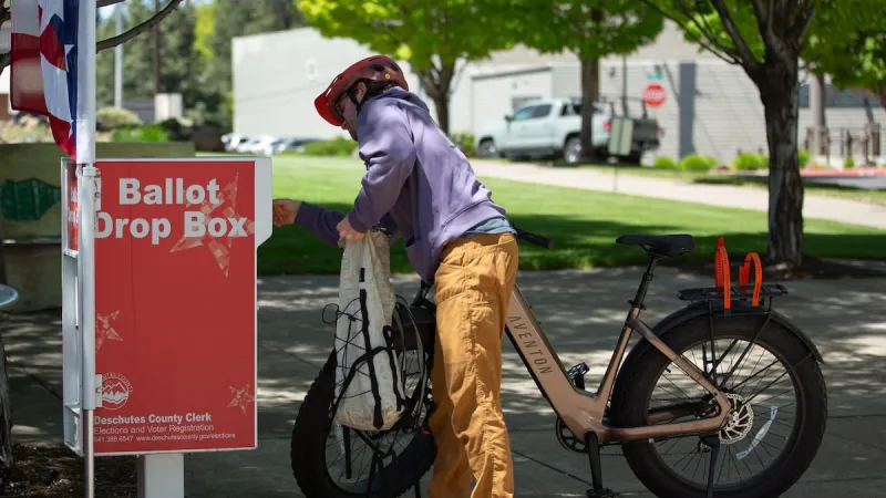 Oregon elections chief urges early voting as test of USPS service shows slow mail service