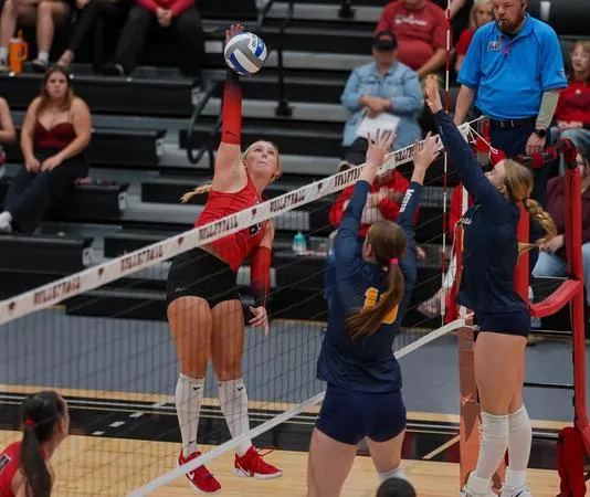 Wolves Hold off Yellowjackets