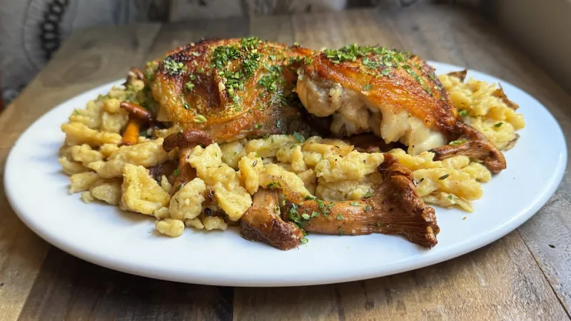 Superabundant recipe: Sptzle with chanterelles and crispy chicken thighs