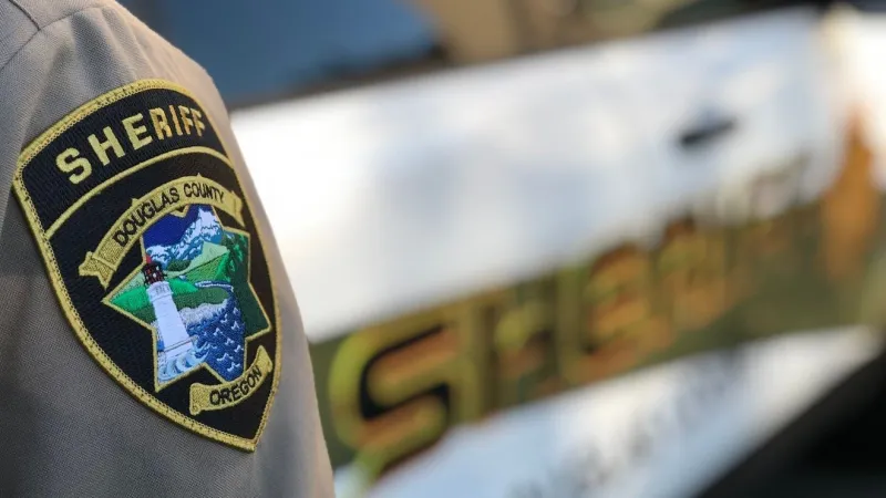 Driver dies in crash between two log trucks outside Oakland, Oregon