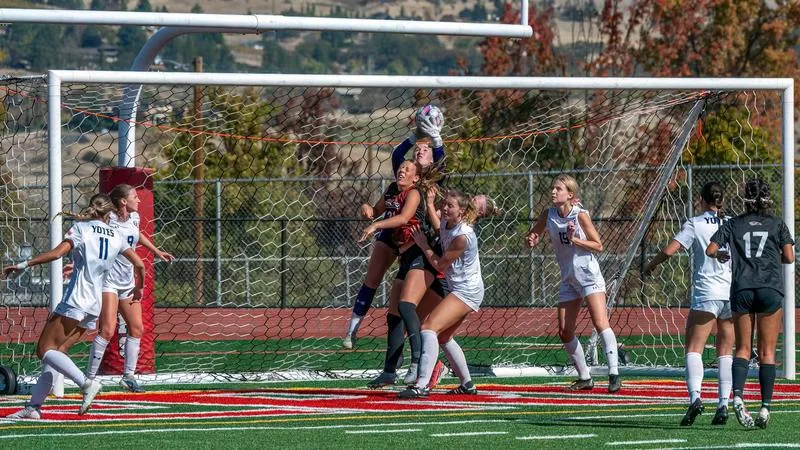 Raiders come up short against No. 22 Yotes