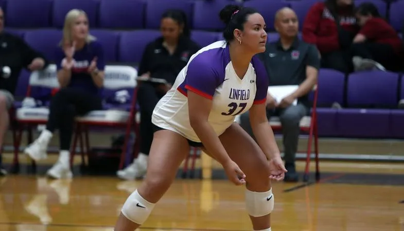 Wildcats battle close with conference-leading Pirates, drop four-set match